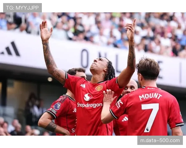 曼联赛前球迷举库尼亚版耶稣像旗帜引关注